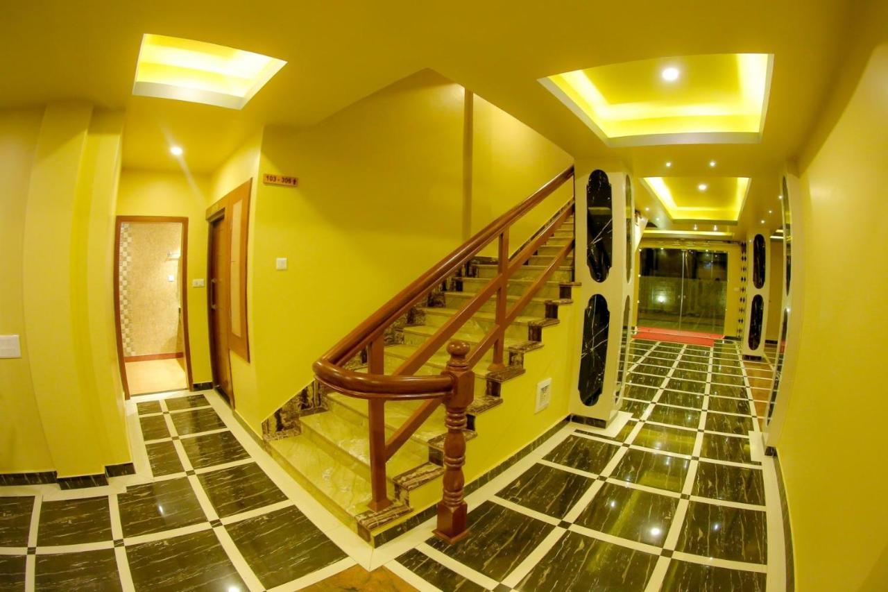 Om Gaura Hotel Pokhara Exteriör bild