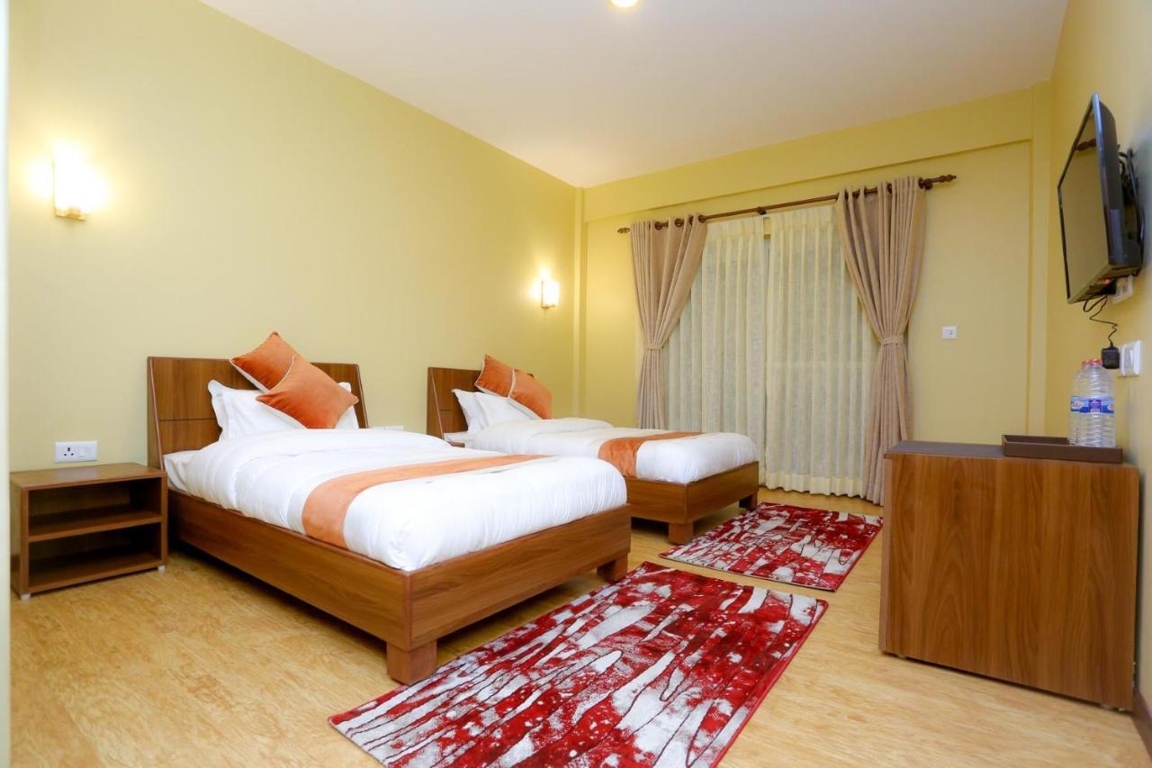 Om Gaura Hotel Pokhara Exteriör bild