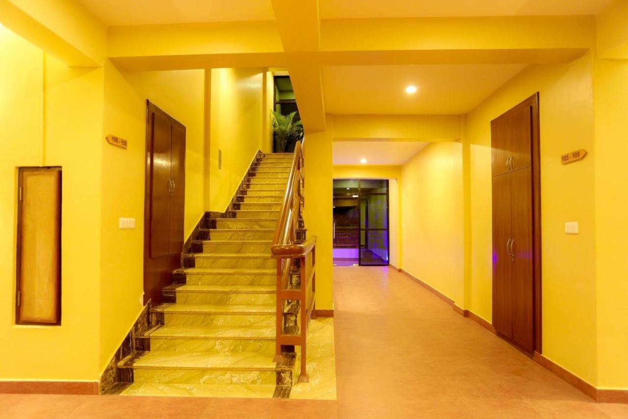 Om Gaura Hotel Pokhara Exteriör bild