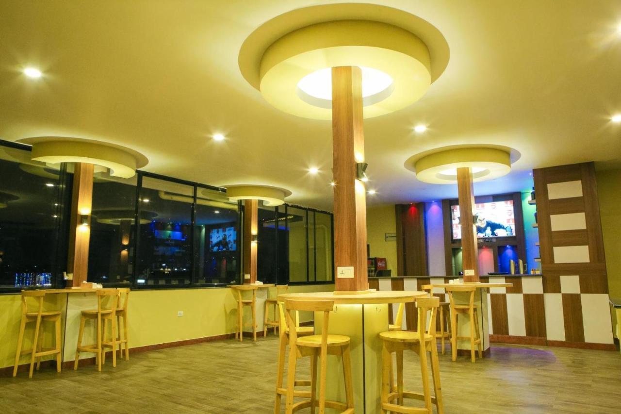 Om Gaura Hotel Pokhara Exteriör bild