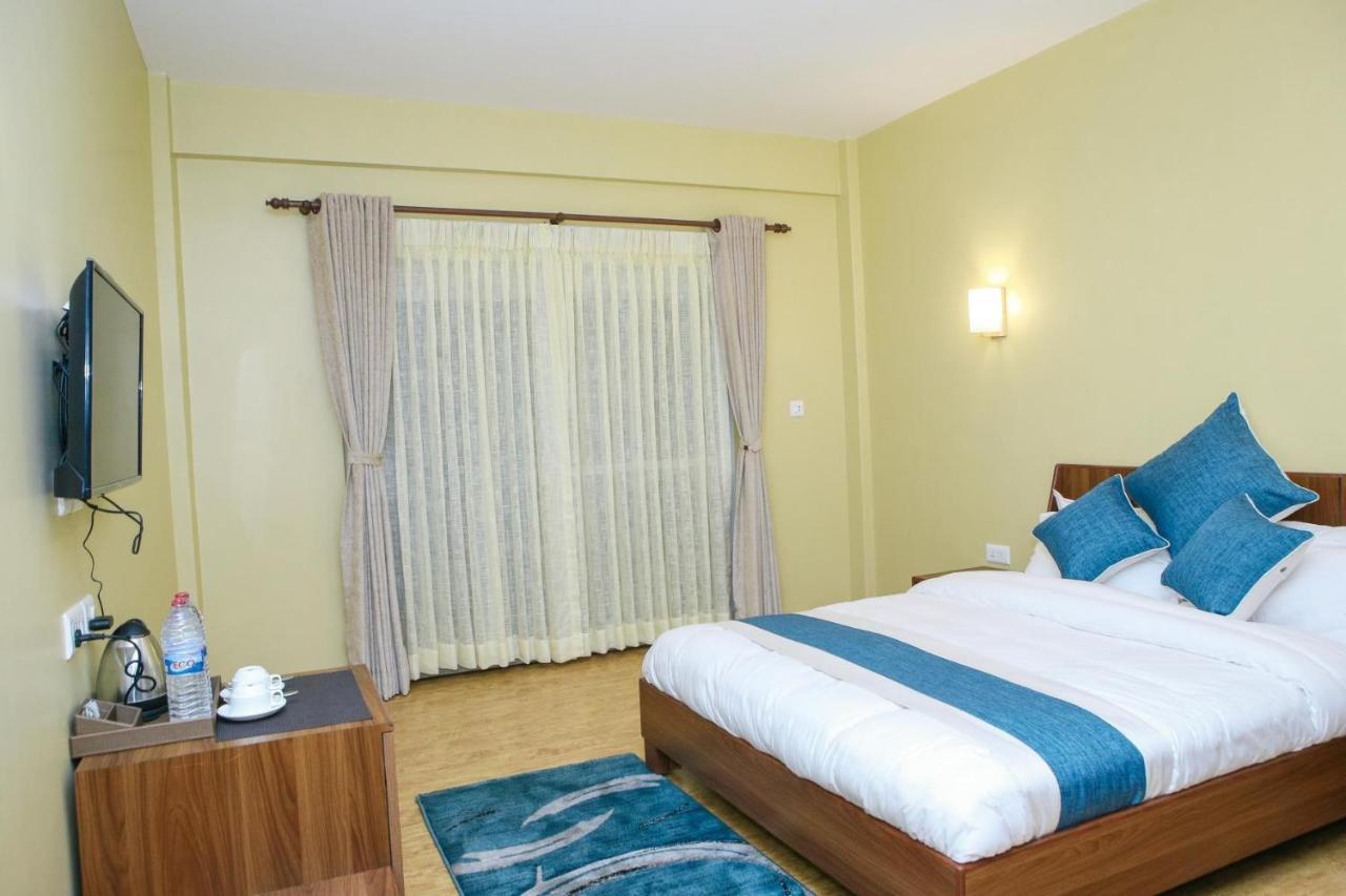 Om Gaura Hotel Pokhara Exteriör bild