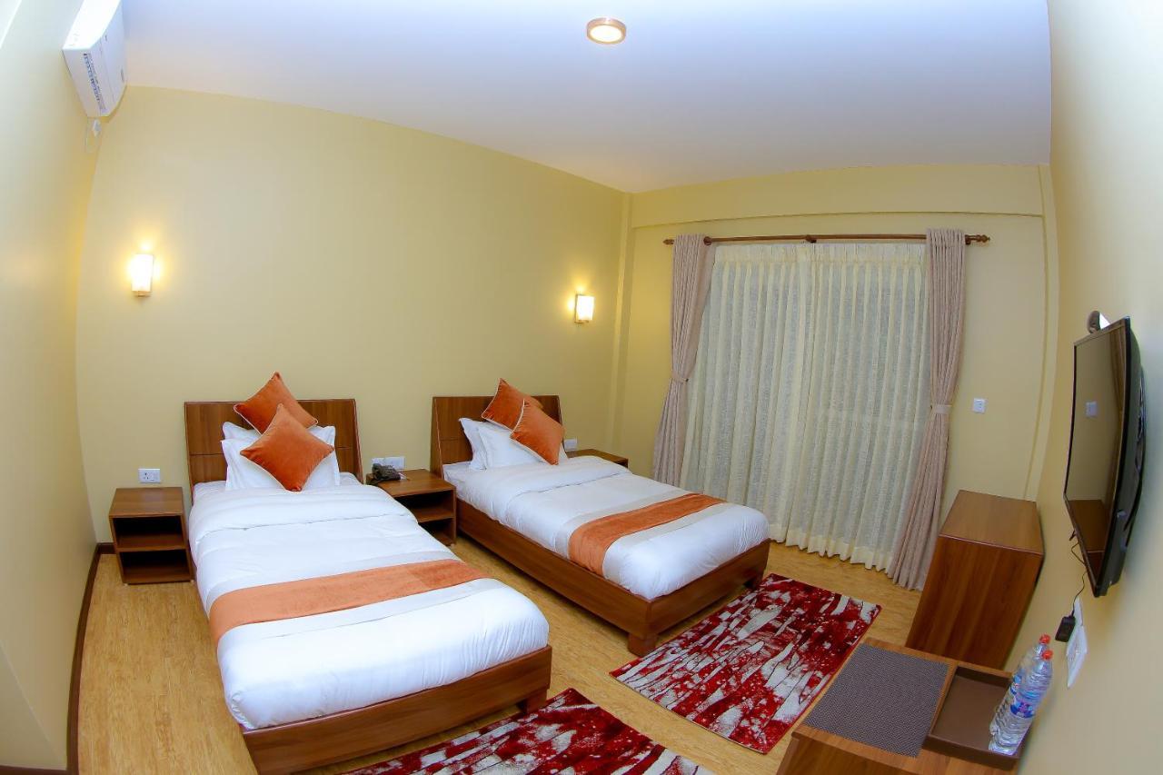 Om Gaura Hotel Pokhara Exteriör bild