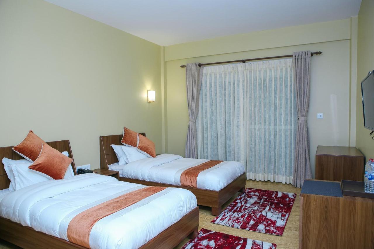 Om Gaura Hotel Pokhara Exteriör bild