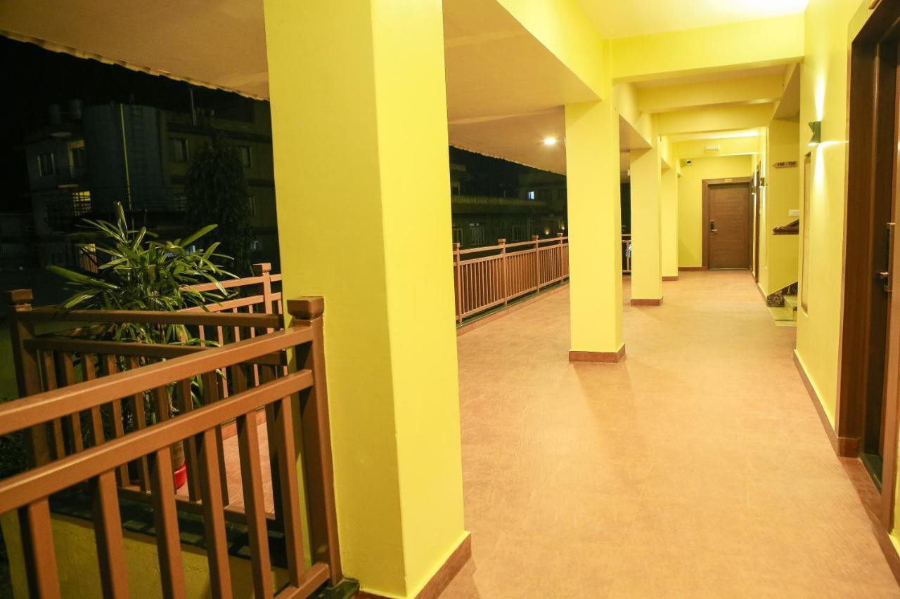 Om Gaura Hotel Pokhara Exteriör bild