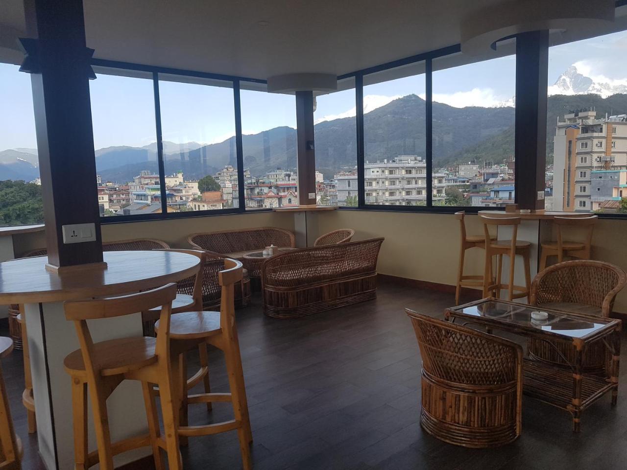 Om Gaura Hotel Pokhara Exteriör bild