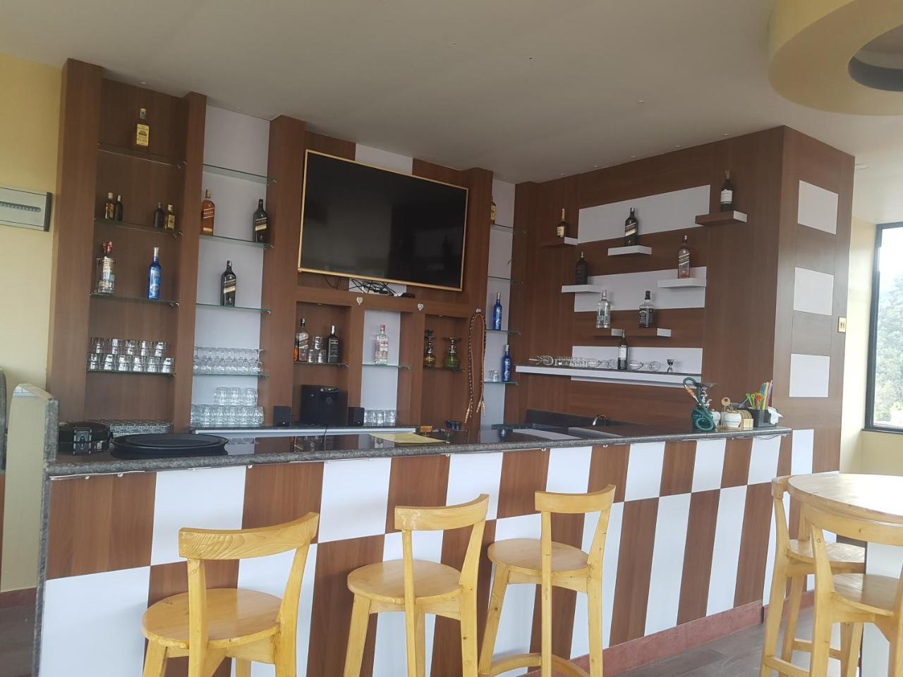 Om Gaura Hotel Pokhara Exteriör bild