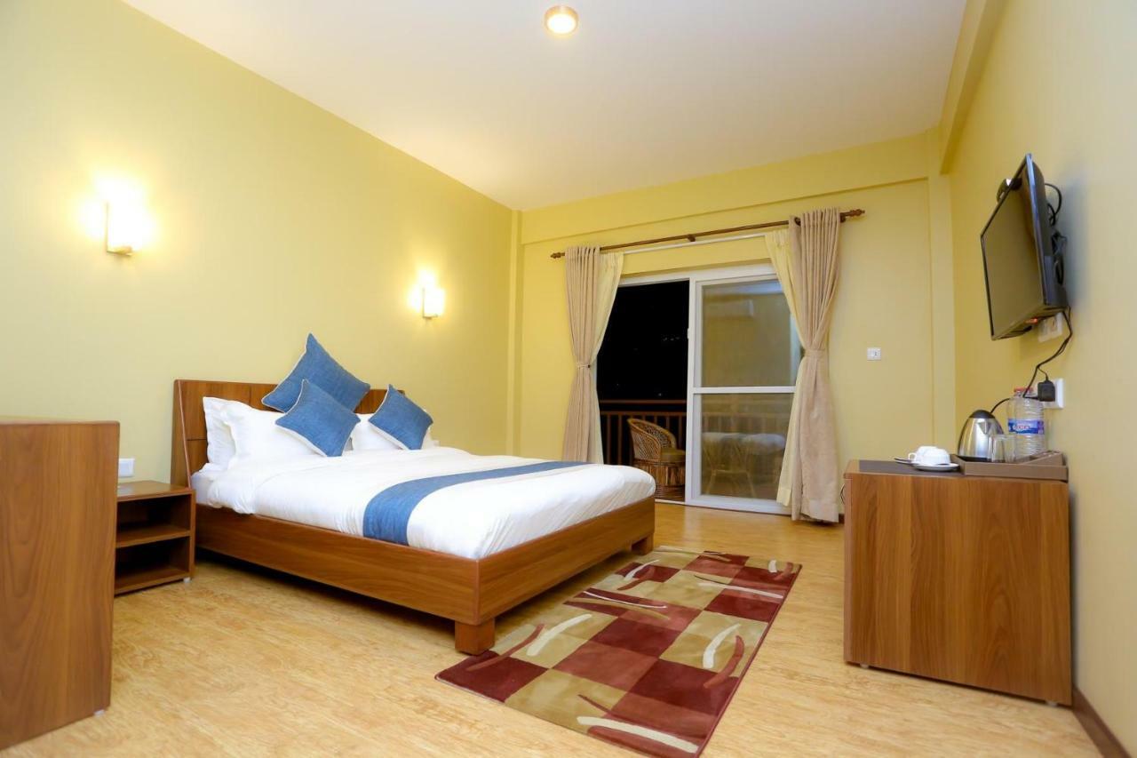 Om Gaura Hotel Pokhara Exteriör bild