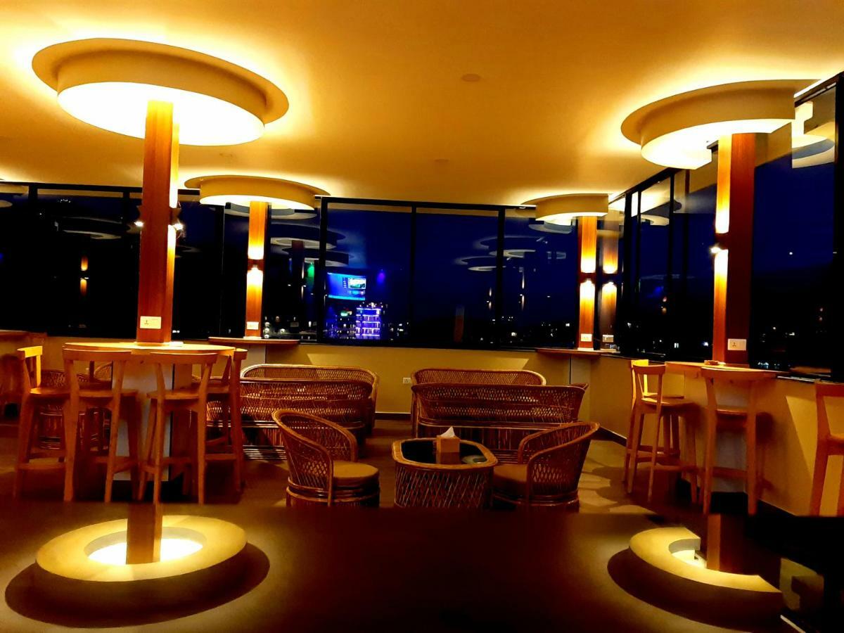 Om Gaura Hotel Pokhara Exteriör bild